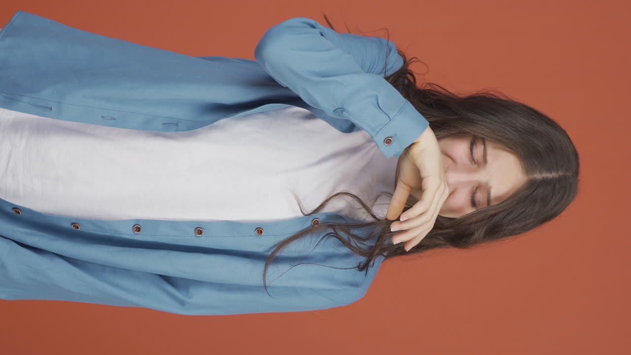 울고 있는 젊은 여성의 수직 비디오.