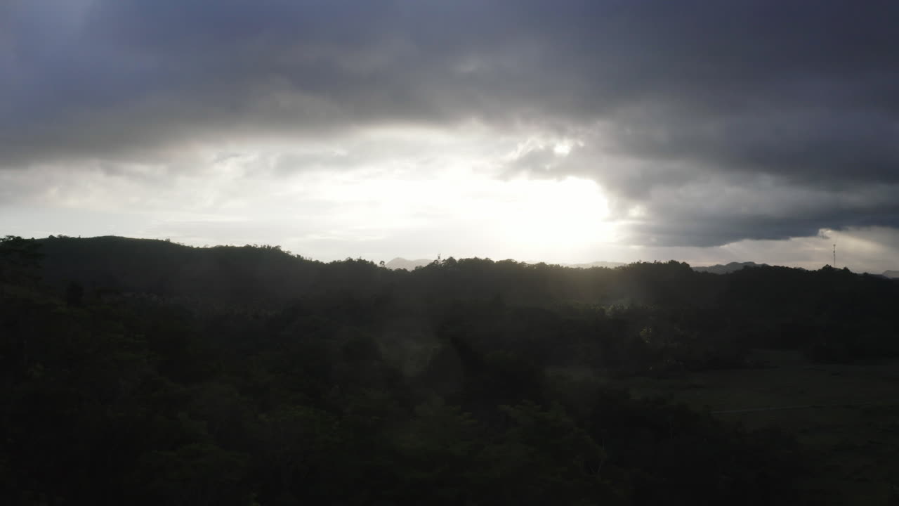 필리핀, 아시아, 드론에서 세부 근처의 구름을 통해 태양이 최고조에 도달하는 항공 영상