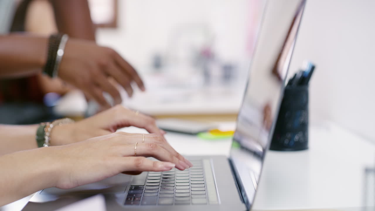 colaboración en equipo en el portátil