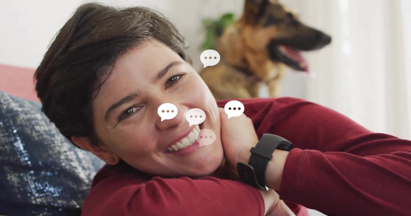 Donna sdraiata sul divano che riceve un'icona di messaggio, con bolle di chat che si formano e sfumano in una singola bolla, demo tecnologica