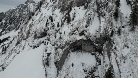 Fronalpstock-Schweiz-Glarus-Schweizer-Alpen-Langsamer,-Ruhiger-Flug-In-Richtung-Berghang