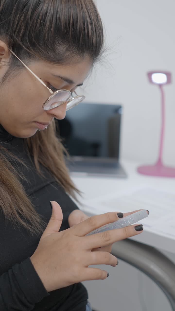 mujer usando un teléfono inteligente en un escritorio