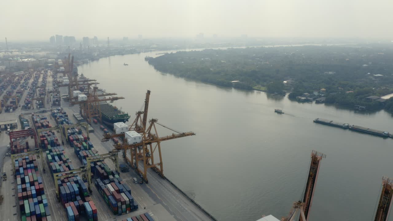 강가의 컨테이너 포트 크레인