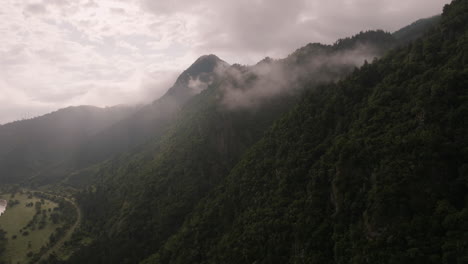 montañas del cáucaso menor cubiertas de denso bosque en una mañana brumosa en la reserva natural de borjomi, samtskhe-javakheti, georgia