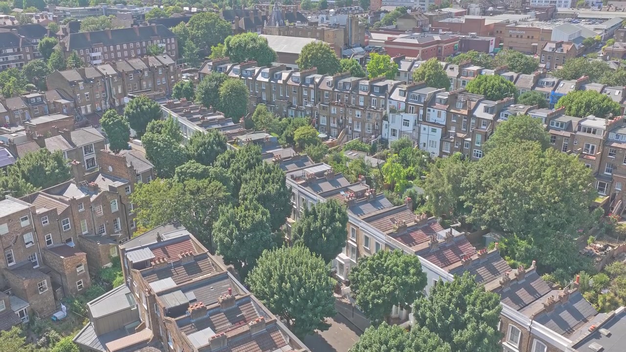 Riprese aeree con drone di eleganti case a schiera vittoriane ed edoardiane vicino all'Emirates Stadium dell'Arsenal FC nel Nord di Londra, Inghilterra. La vista aerea cattura attraenti case d'epoca e quartieri residenziali alberati
