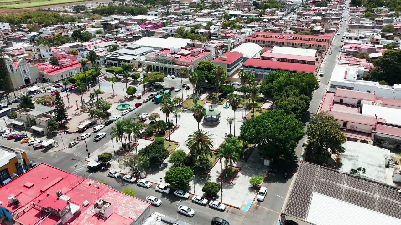 Vista dall'alto della vivace piazza centrale nella storica città di Xalisco, Nayarit, Messico.