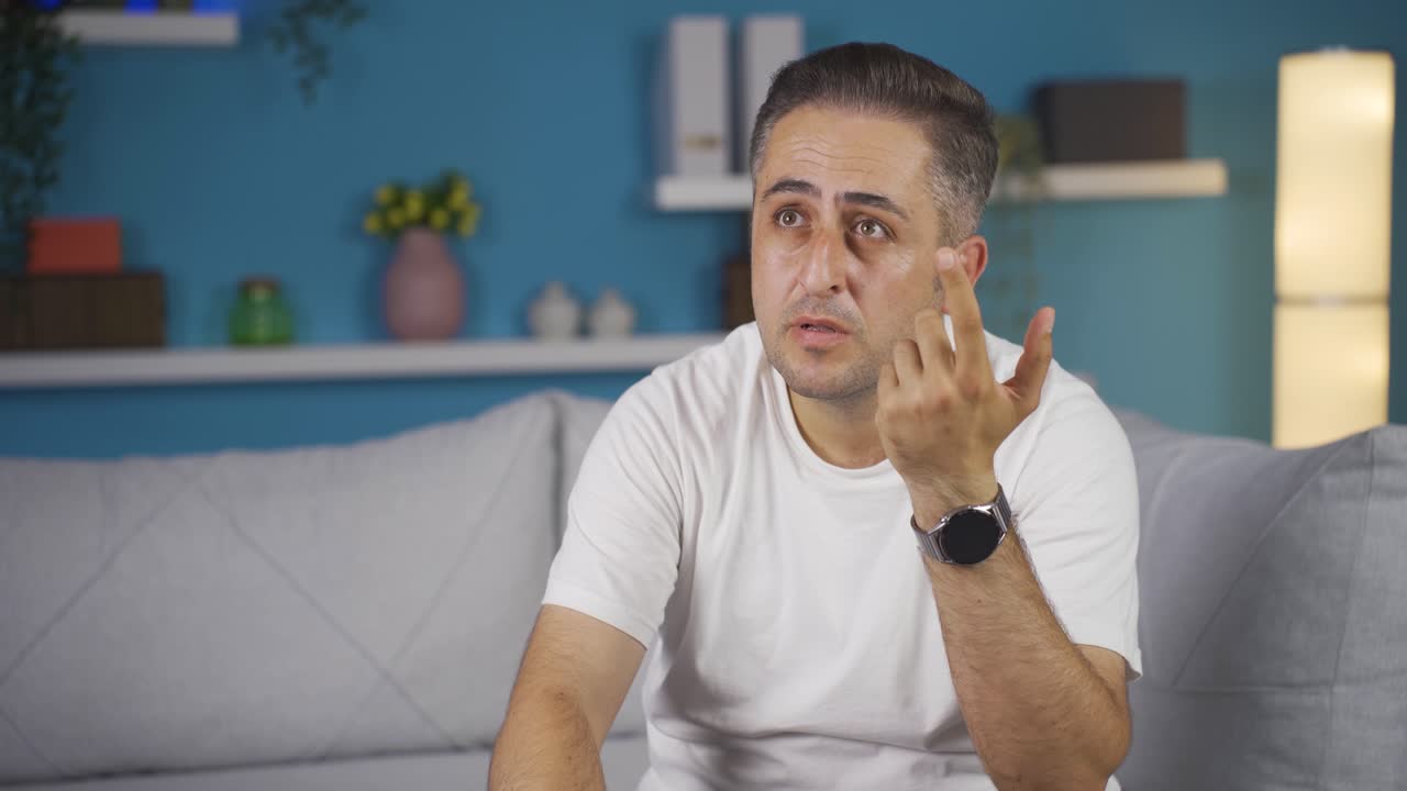 비관적인 사람은 집에서 혼란스럽습니다.