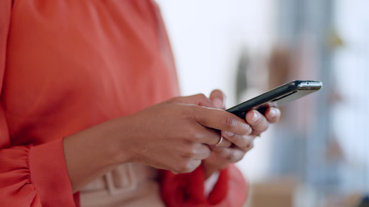 teléfono inteligente, manos y mujer negra escribiendo mensaje