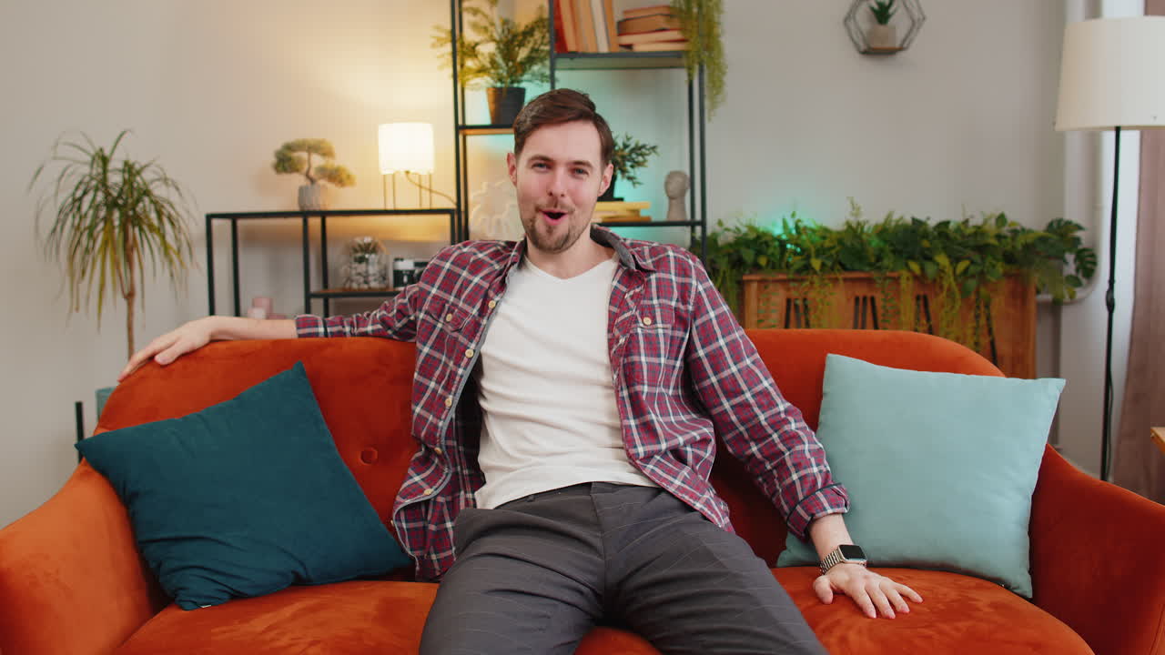 행복한 백인 남자가 tv를 보고 소리를 지르며 성공을 축하하고 승리하는 목표 달성 좋은 소식