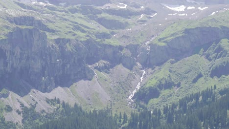 montañas escarpadas y escarpadas sobre la corriente del río staubifall en el cantón de uri en unterschächen, suiza