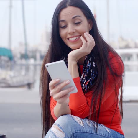 mujer atractiva leyendo un mensaje de texto