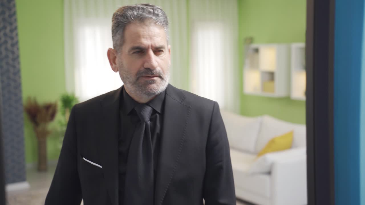 hombre de negocios frustrado en casa mirándose en el espejo, sintiéndose deprimido y queriendo ser motivado.