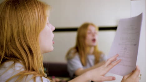 mujer leyendo guión en el camerino