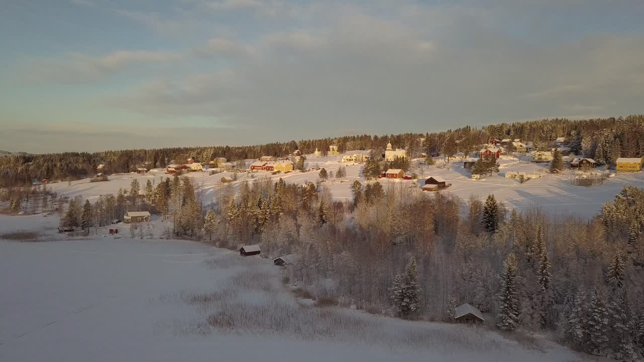 얼어붙은 호수 옆에 있는 스웨덴의 작은 시골 마을 borgvattnet