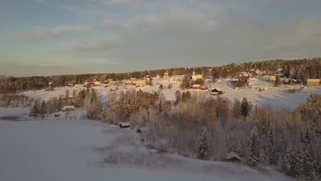 Kleine-Ländliche-Stadt-Borgvattnet-In-Schweden,-Neben-Einem-Zugefrorenen-See