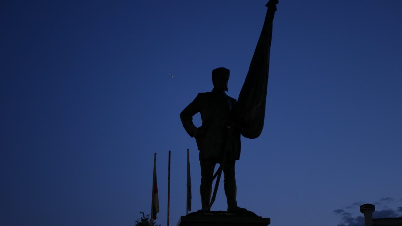 밤에 해방 전쟁에서 불가리아 민병대에 대한 동상