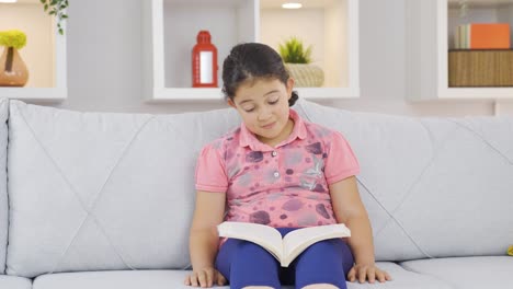 una niña leyendo un libro.