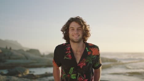 Retrato-De-Un-Joven-Atractivo-Sonriendo-Confiado-En-La-Playa-Usando-Una-Camisa-Aloha