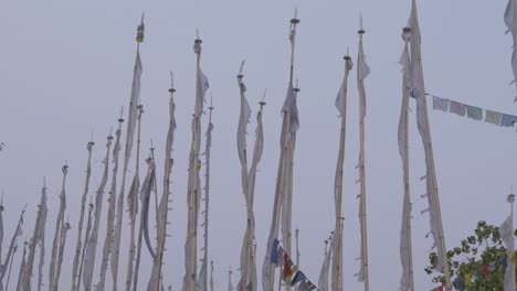 a menudo debe haber visto banderas coloridas en leh ladakh y monasterios budistas