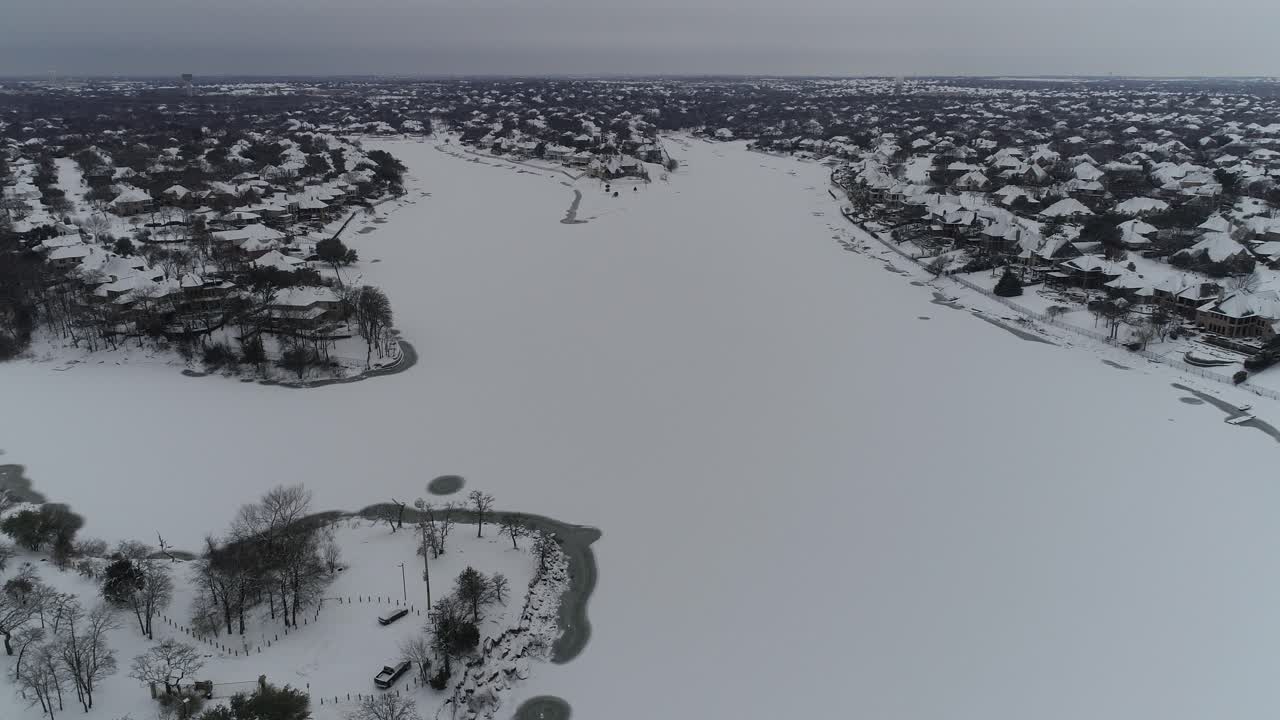 17.02.2021 tarihinde donmuş Teksas'taki Sunset Point parkı üzerinde Lewisville Gölü'nün havadan çekim videosu
