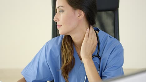joven doctora pone una mano en su cara