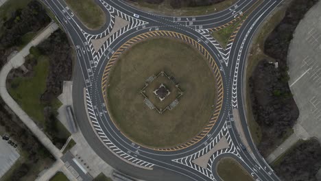 una vista aérea sobre una gran rotonda en long island, nueva york en un día nublado