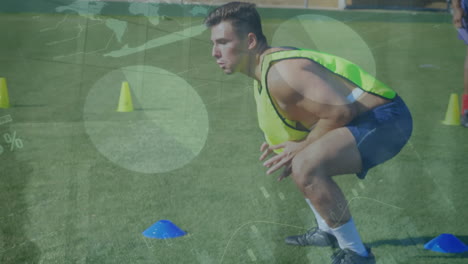 animación del procesamiento de datos estadísticos sobre el entrenamiento del jugador de fútbol masculino caucásico en el campo deportivo