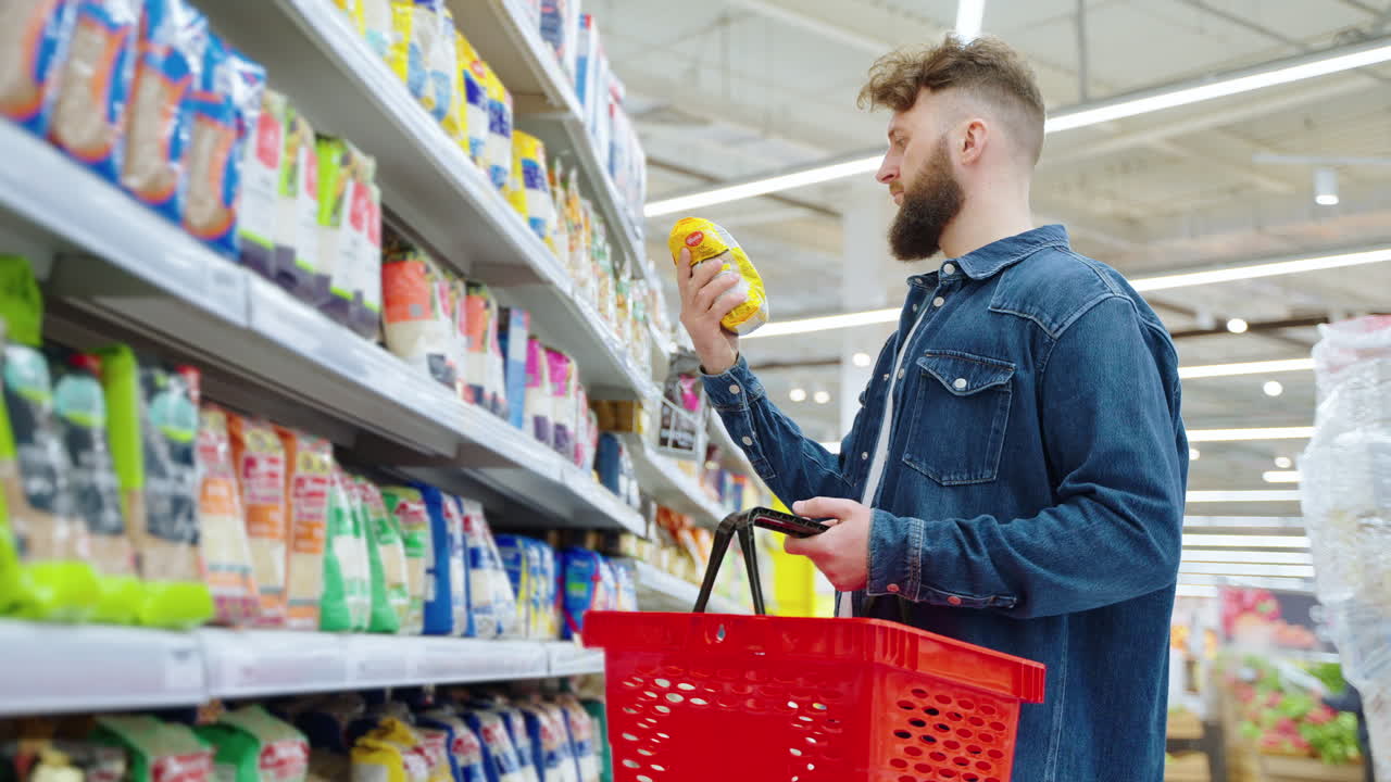 hombre comprando comestibles en un supermercado