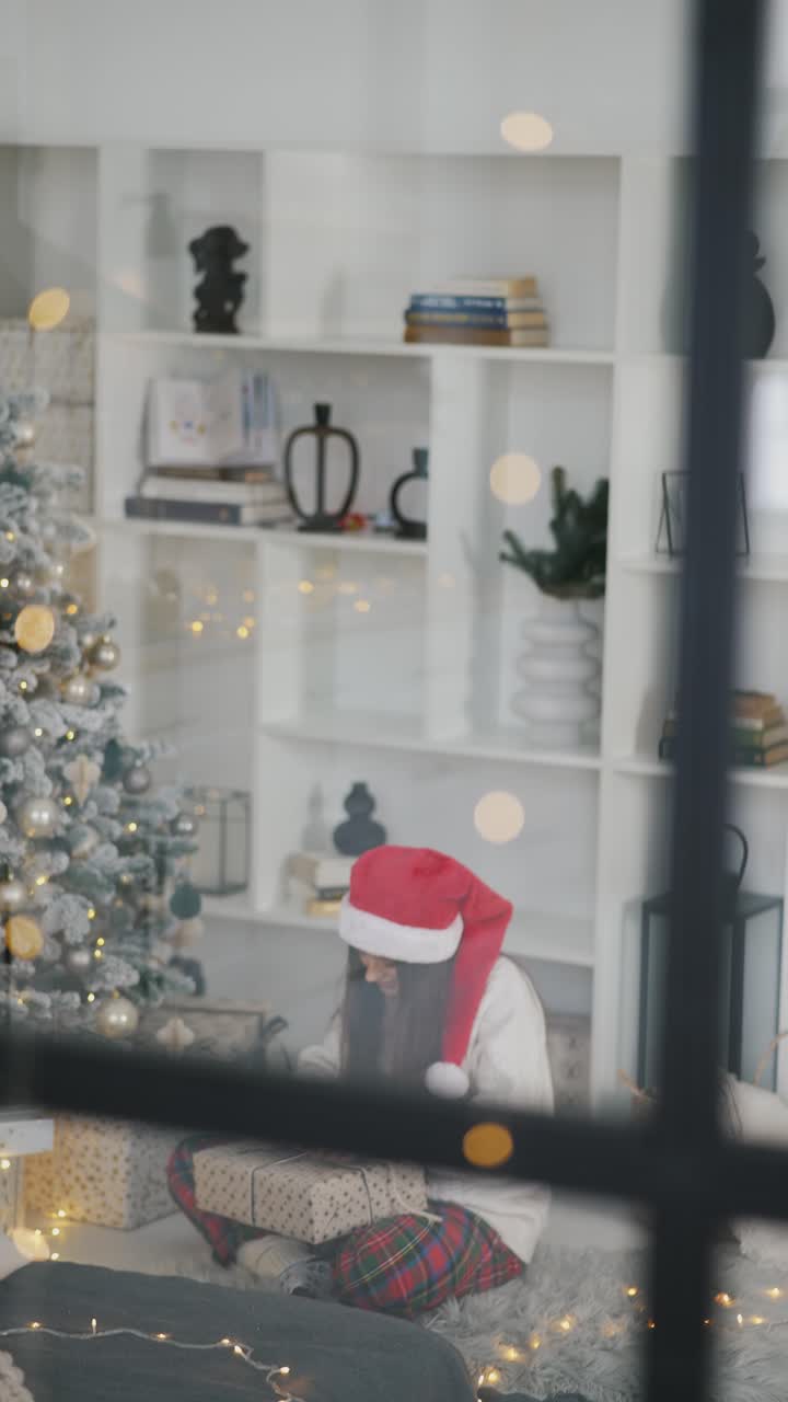 mujer abriendo regalo de navidad