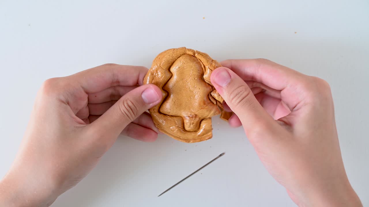 남자 손 클로즈업 스크래치 갈색 설탕 카라멜 사탕