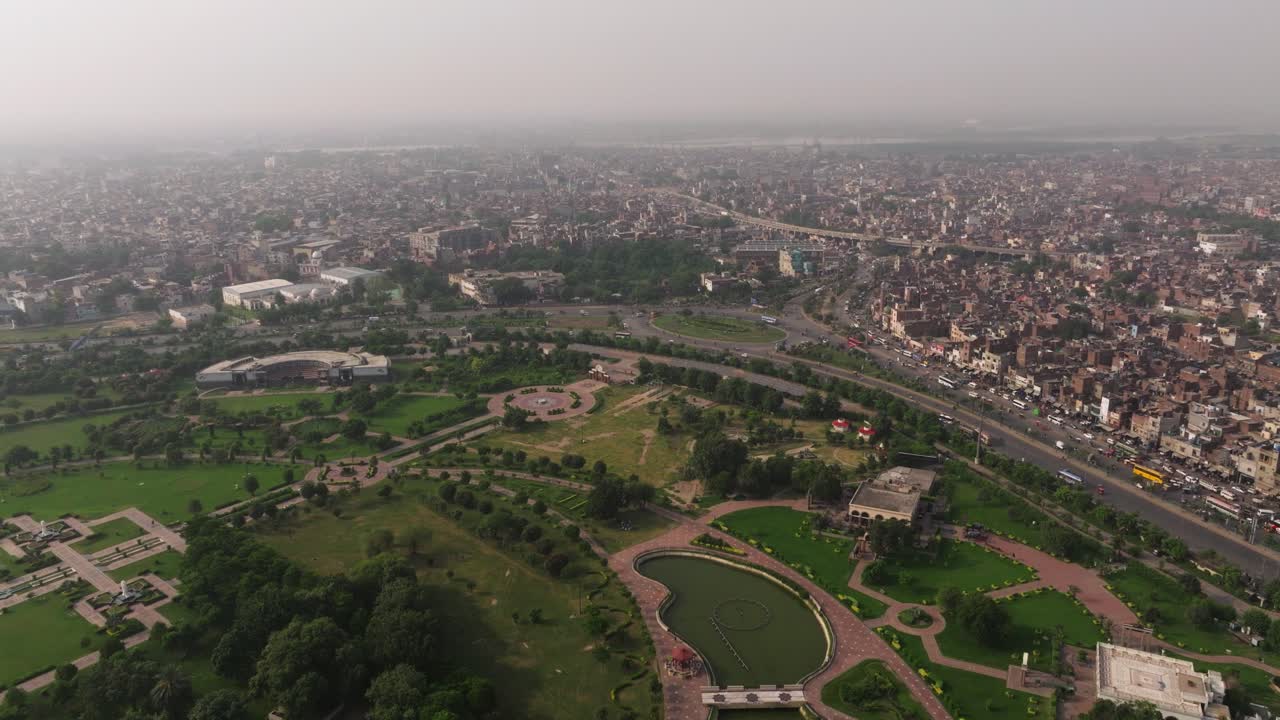 vista aérea panorámica sobre el parque greater iqbal en lahore, pakistán