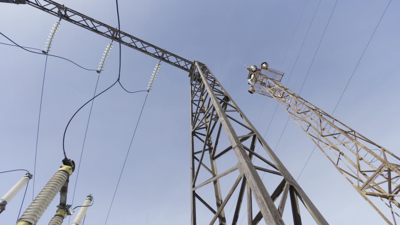 고전압 전력 전송 타워