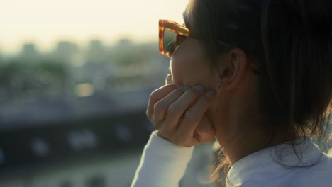 Kaukasische-Junge-Frau,-Die-Das-Sonnenlicht-Auf-Ihrem-Gesicht-Genießt.