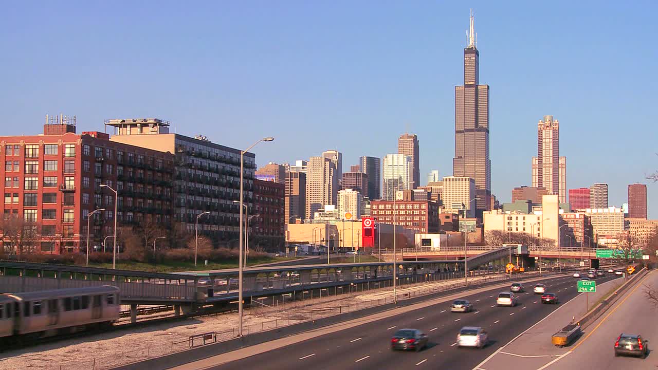 시카고 일리노이 1로 향하는 고속도로에서 자동차 운전