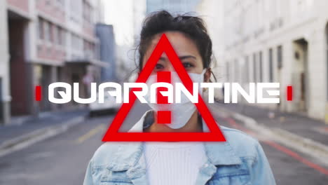 animación de cuarentena de texto, sobre triángulo, con mujer con máscara facial en la calle de la ciudad