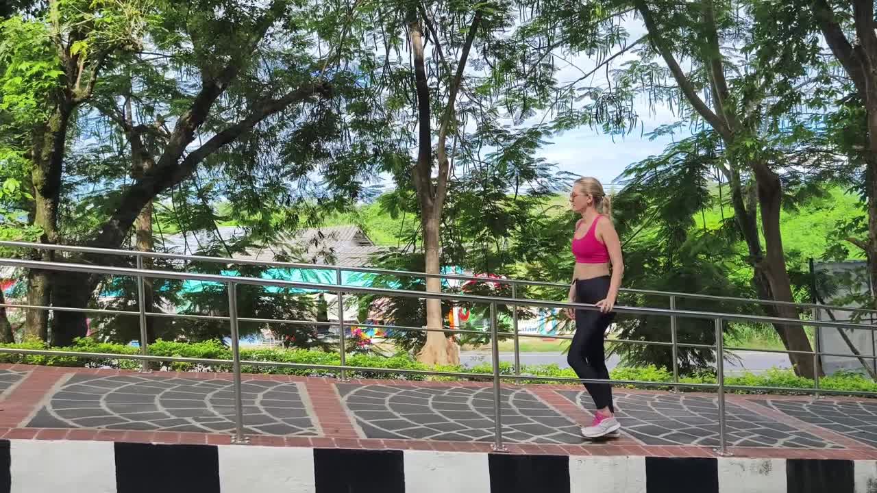 mujer caminando por una rampa del parque