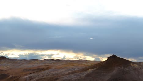 Aufschlussreiche-Luftaufnahme-Mehrerer-Seen-In-Der-Isländischen-Landschaft-Von-Einem-Berg-Aus