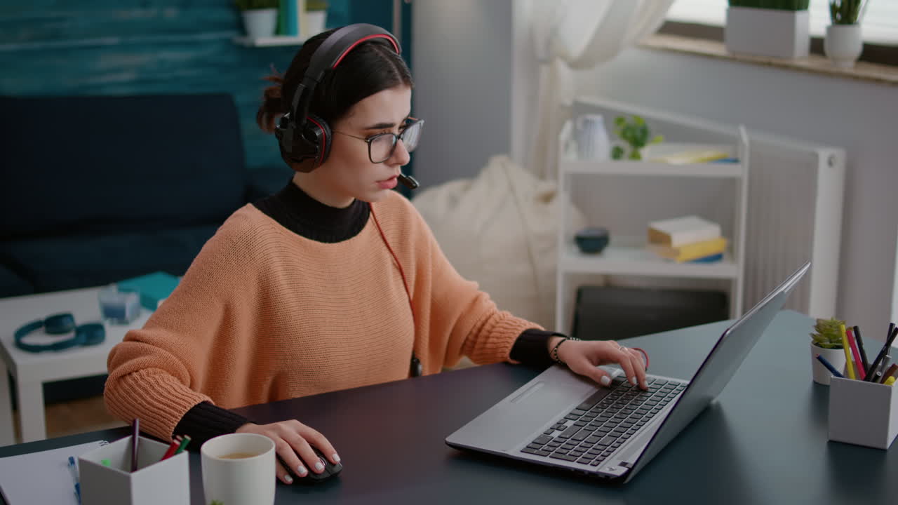 Kvindelig studerende bruger bærbar computer til at deltage i fjernkonference