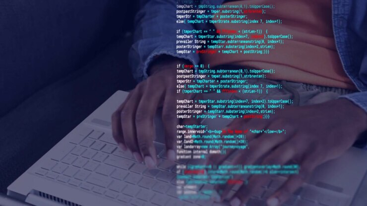 Mand afslutter noter på sofaen, rækker ud efter bærbar computer, mens sammensat kode vises, hvilket muliggør programmering