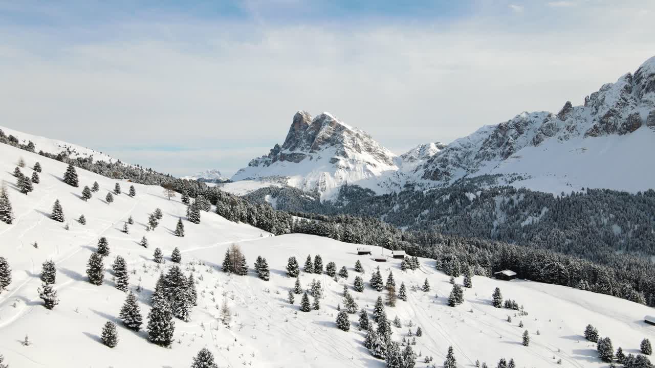 hermosas montañas nevadas de dolomita en medio de los alpes italianos en invierno