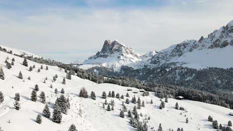 Hermosas-Montañas-Nevadas-De-Dolomita-En-Medio-De-Los-Alpes-Italianos-En-Invierno