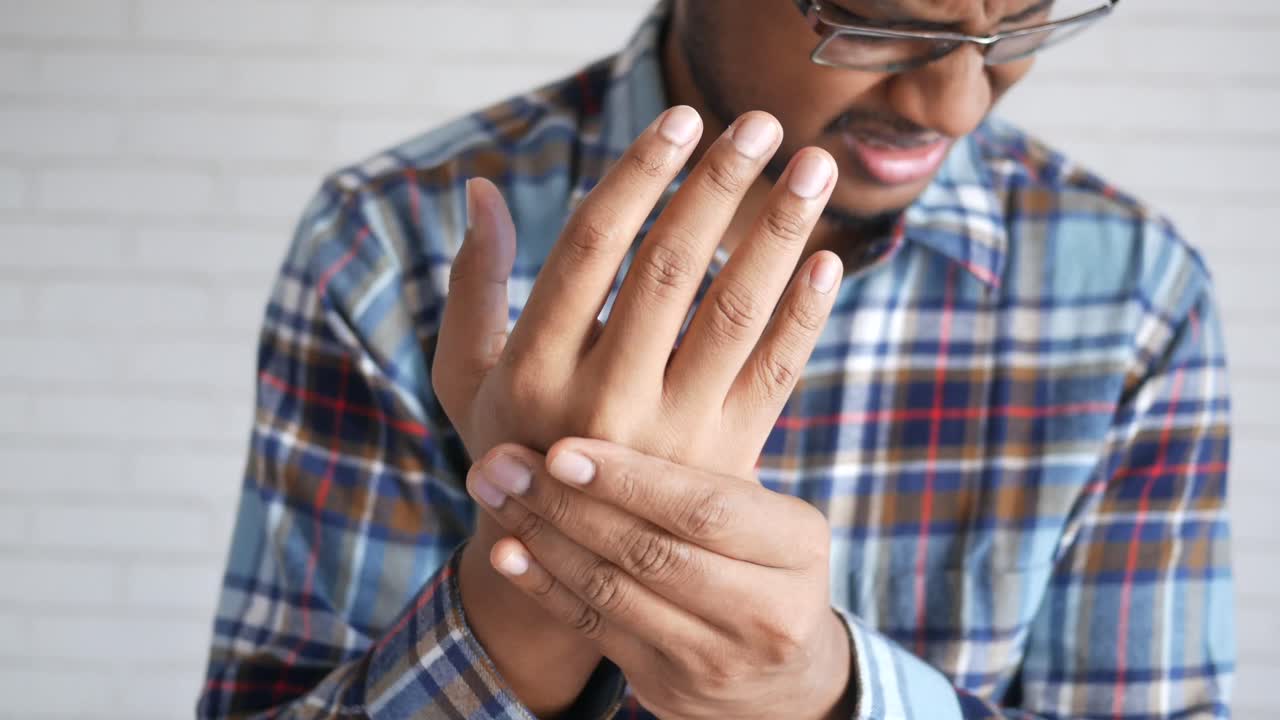 Uomo con dolore alla mano