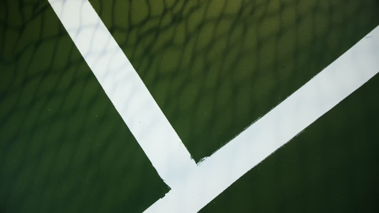 bola de tenis rebotando en la línea blanca en la cancha 4k