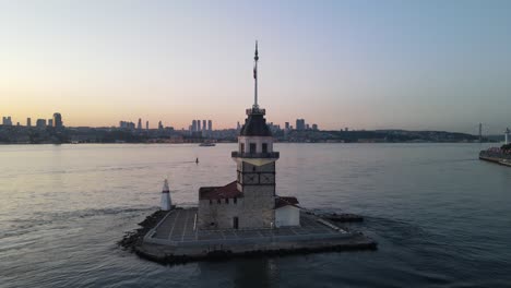 la torre de la doncella en el atardecer video de avión no tripulado uskudar istanbul turquía