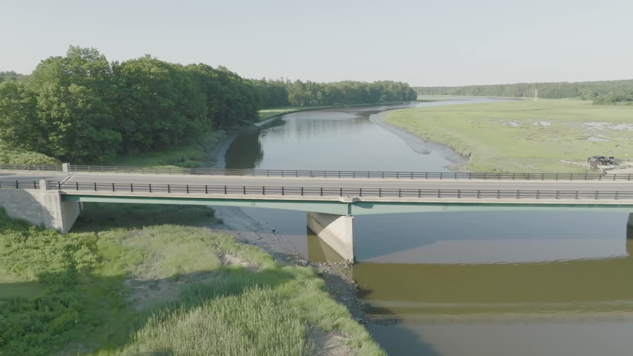 뉴햄프셔 시골 여름 다리에서 차를 따라가는 드론 추적