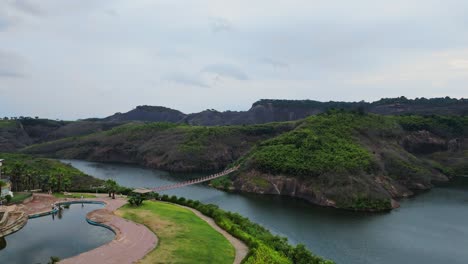 Chinese-Mountain-Park-Majesty:-Eine-Atemberaubende-Drohnenexpedition-Entlang-Malerischer-Pfade