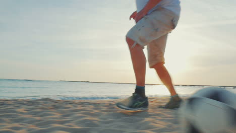 Mann-Dribbelt-Bei-Sonnenuntergang-Am-Strand