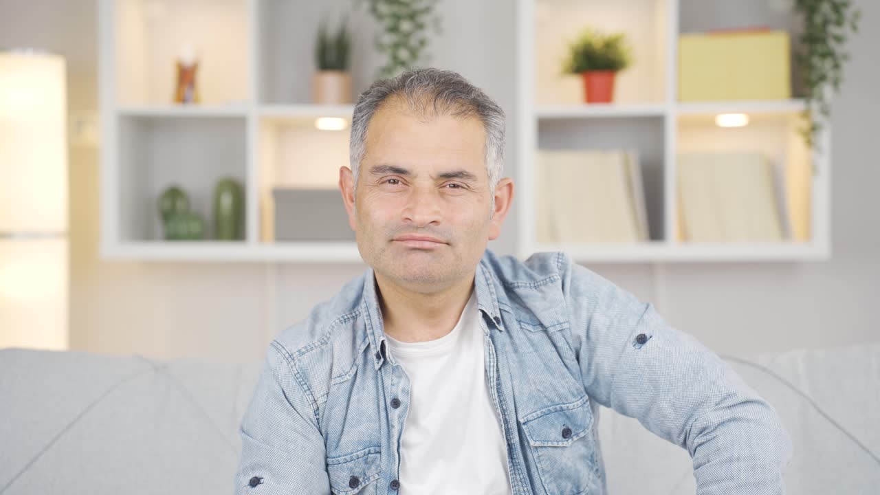 el hombre está soñando.