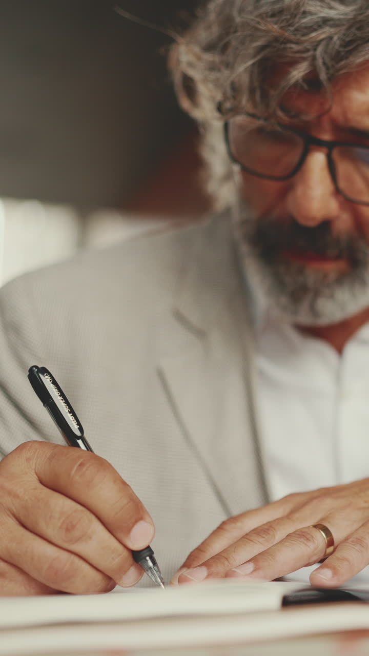 hombre escribiendo en un cuaderno