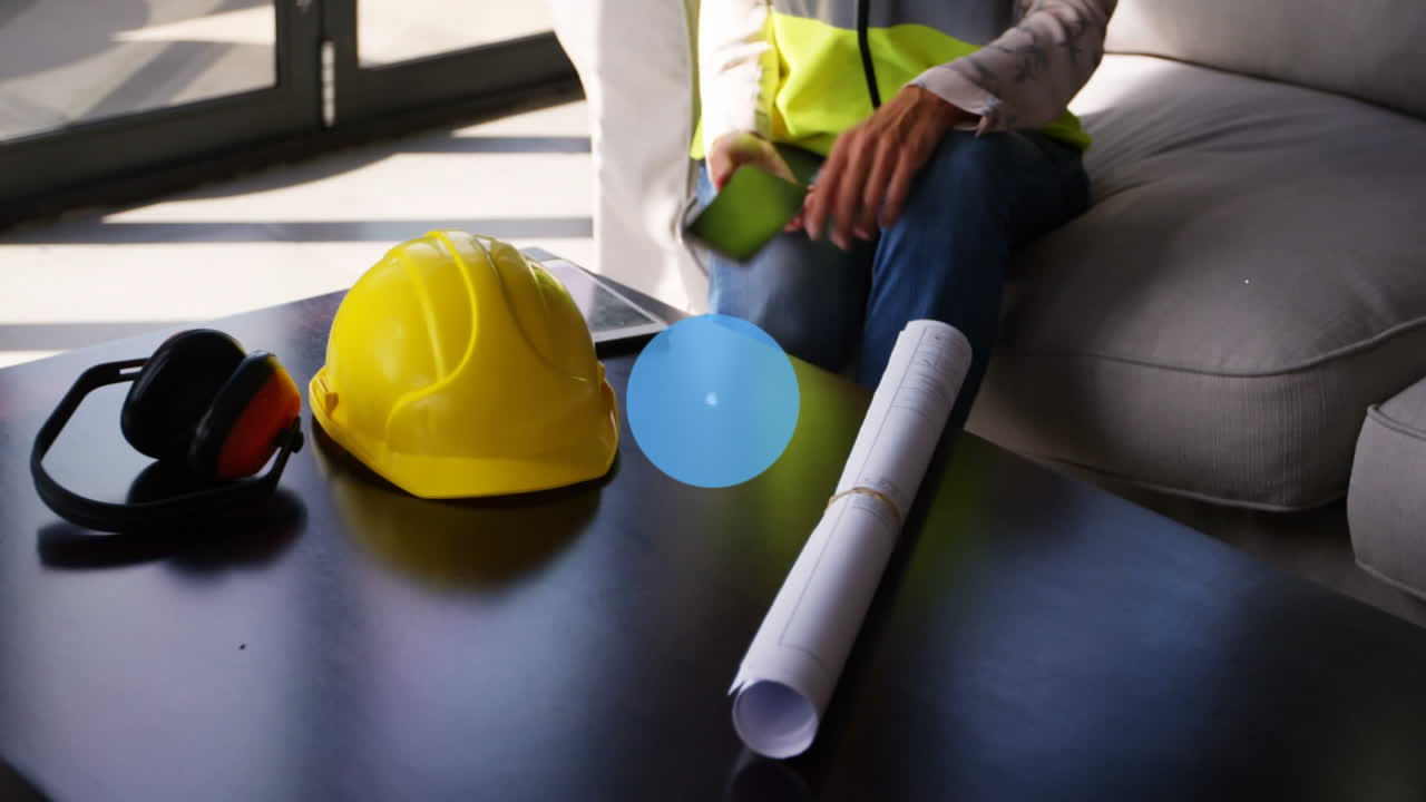 스마트폰을 사용하는 백인 사업가 여성에 대한 아이콘과의 연결 네트워크의 애니메이션